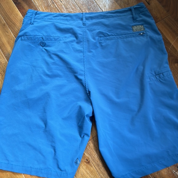 Blue volcom dual shorts size 34 ( hybrid ) - Picture 6 of 7